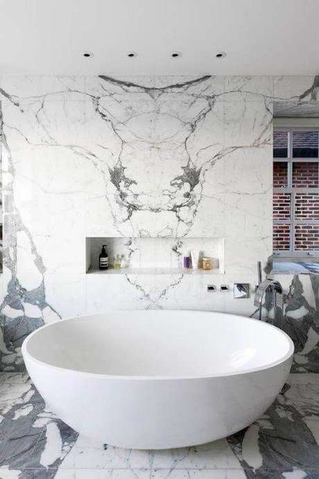 23. Mármore carrara na parede da banheira – Via: Pinterest 23. Mármore carrara na parede da banheira – Via: Pinterest