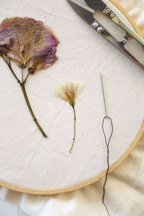 20. Uma ideia interessante é bordar suas flores secas. Foto: Hand Box 20. Uma ideia interessante é bordar suas flores secas. Foto: Hand Box