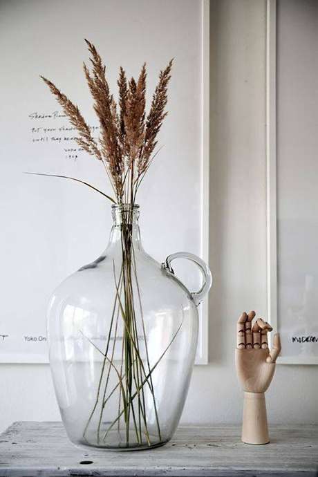 44. As flores secas em garrafa é algo muito comum. Foto: Casa Vogue 44. As flores secas em garrafa é algo muito comum. Foto: Casa Vogue