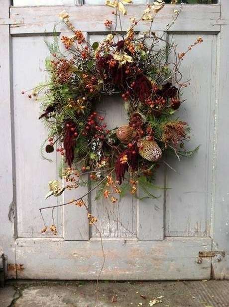 41. As flores secas são perfeitas para guirlandas. Foto: Casa Très Chic 41. As flores secas são perfeitas para guirlandas. Foto: Casa Très Chic