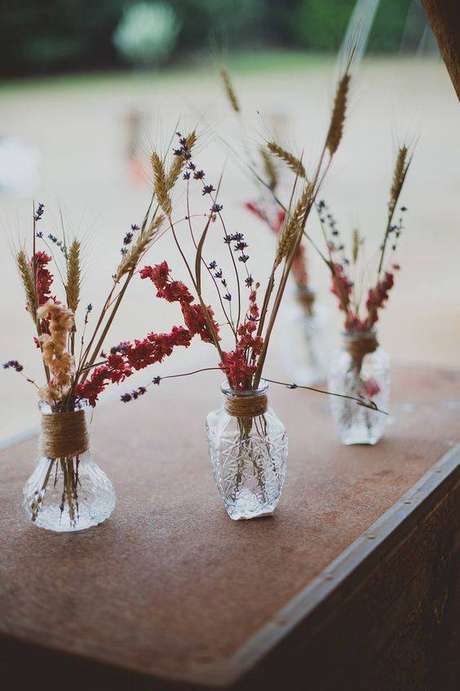 34. As flores secas criam pequenos arranjos. Foto: Festival Brides 34. As flores secas criam pequenos arranjos. Foto: Festival Brides