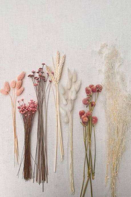 45. As flores secas usadas de forma solta é uma alternativa linda. Foto: Honest 45. As flores secas usadas de forma solta é uma alternativa linda. Foto: Honest