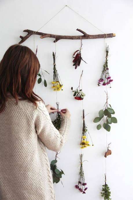 36. Esta é uma ideia interessante de usar as flores secas. Foto: Pinterest 36. Esta é uma ideia interessante de usar as flores secas. Foto: Pinterest