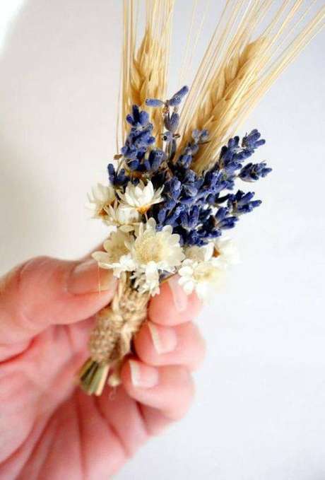 10. As flores secas criam lindos arranjos pequenos. Foto: Flor de Noiva 10. As flores secas criam lindos arranjos pequenos. Foto: Flor de Noiva