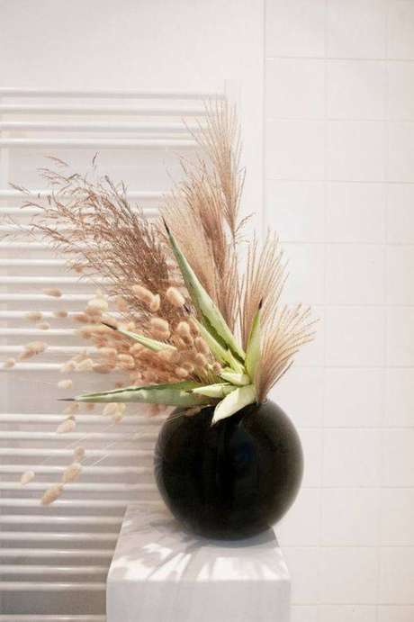 11. As flores secas combinam com lindos vasos. Foto: Pinterest 11. As flores secas combinam com lindos vasos. Foto: Pinterest