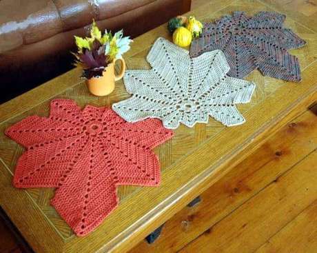 36. Centro de mesa de crochê com folhas coloridas – Via: Revista VD