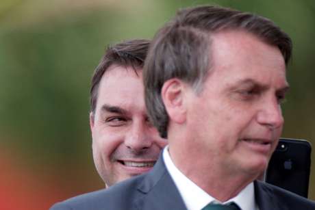 Resultado de imagem para Senador Flávio Bolsonaro e presidente Jair Bolsonaro 21/11/2019 REUTERS/Ueslei Marcelino