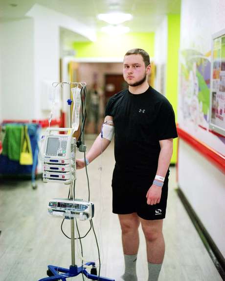 Os medicamentos tiveram diversos efeitos coletarias para Joe, como o ganho de peso Os medicamentos tiveram diversos efeitos coletarias para Joe, como o ganho de peso