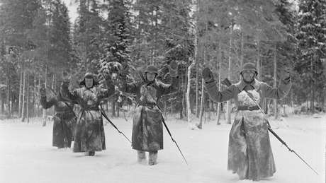 Soldados soviéticos se rendem em Karvia: resistência finlandesa surpreendeu Exército Vermelho