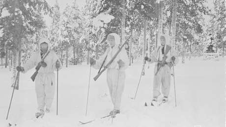 Patrulhas de esquiadores finlandeses com frequência se infiltravam por trás das linhas soviéticas