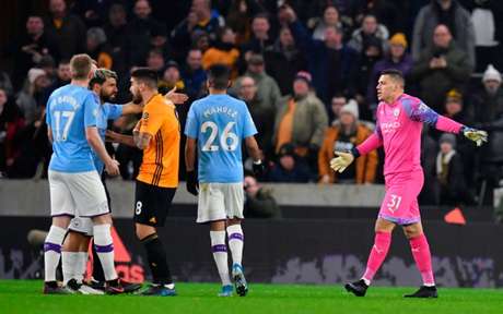 Ederson foi expulso aos 12 minutos do primeiro tempo (Foto: PAUL ELLIS / AFP) Ederson foi expulso aos 12 minutos do primeiro tempo (Foto: PAUL ELLIS / AFP)
