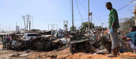 Explosão em área movimentada de Mogadíscio deixou dezenas de mortos Explosão em área movimentada de Mogadíscio deixou dezenas de mortos