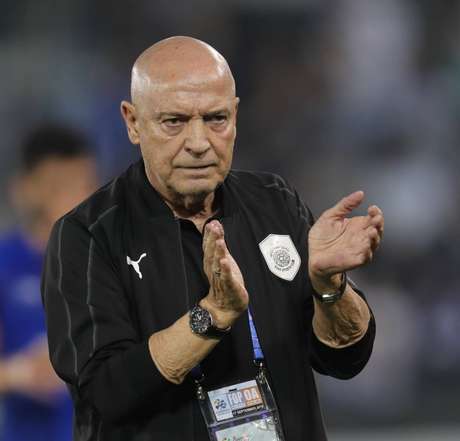 Jesualdo exaltou o quinteto ofensivo que o Santos tinha nos anos 60 (Foto: AFP)