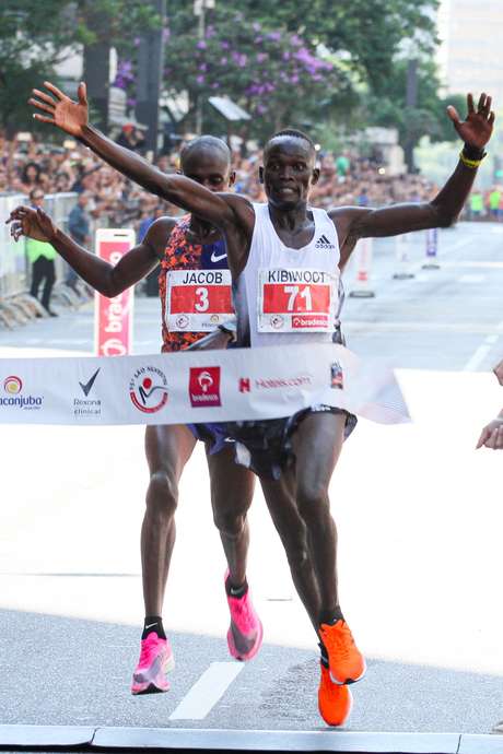 Kibiwott Kandie supera atleta de Uganda que administrava o ritmo nos metros finais; prova feminina teve outra vitória do Quênia Kibiwott Kandie supera atleta de Uganda que administrava o ritmo nos metros finais; prova feminina teve outra vitória do Quênia