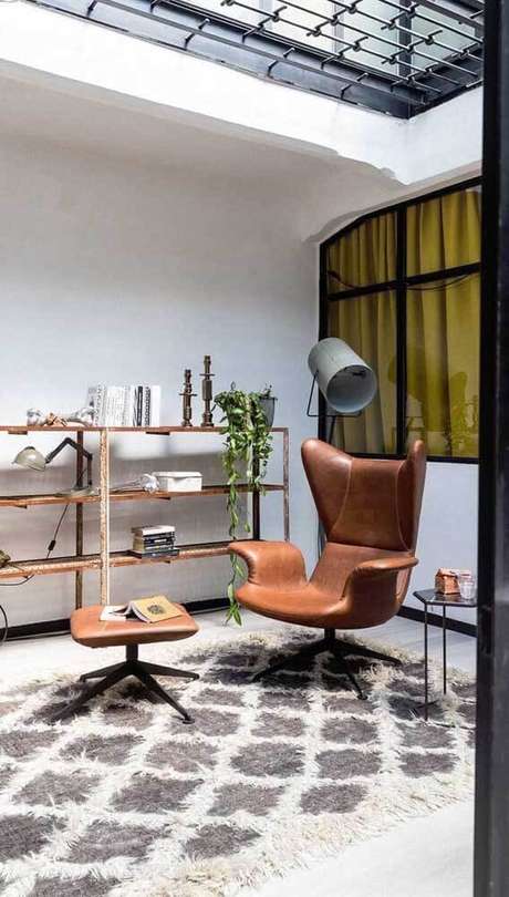 2. A poltrona giratória é muito vista em salas de estar. Foto: Decor Fácil 2. A poltrona giratória é muito vista em salas de estar. Foto: Decor Fácil