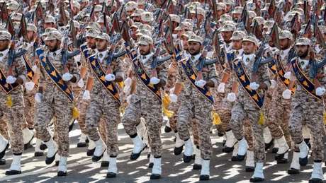 A Guarda Revolucionária Iraniana tem sua própria marinha e força aérea e supervisiona os bra;os armados estratégicos do Irã