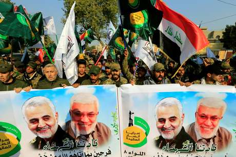 Resultado de imagem para Manifestantes protestam em Bagdá cntra morte do chefe exército iraniano Qassem Soleimani e o líder de milícia iraquiano Abu Mahdi al-Muhandis. 4/1/2020. REUTERS/Thaier al-Sudani