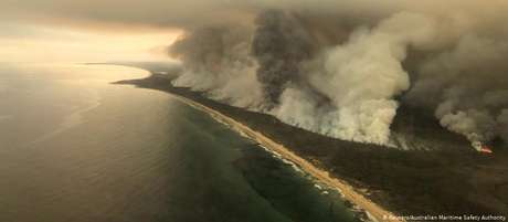 Os incêndios que atingem a Austrália desde setembro já destruíram uma superfície equivalente ao território da Irlanda Os incêndios que atingem a Austrália desde setembro já destruíram uma superfície equivalente ao território da Irlanda