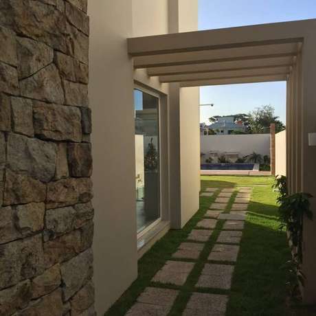 60. Utilize a miracema para formar lindos caminhos pelo jardim. Fonte: Estela Cislagui Arquitetura 60. Utilize a miracema para formar lindos caminhos pelo jardim. Fonte: Estela Cislagui Arquitetura