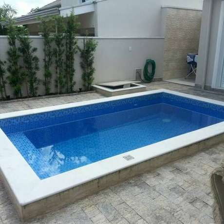 65. Toda a lateral da piscina recebeu acabamento especial com a miracema. Fonte: Alarcon Arquitetura & Urbanismo 65. Toda a lateral da piscina recebeu acabamento especial com a miracema. Fonte: Alarcon Arquitetura & Urbanismo
