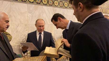 Resultado de imagem para Os presidentes Vladimir Putin e Bashar al-Assad são vistos em mesquita em Damasco 07/01/2020 SANA/Divulgação via REUTERS