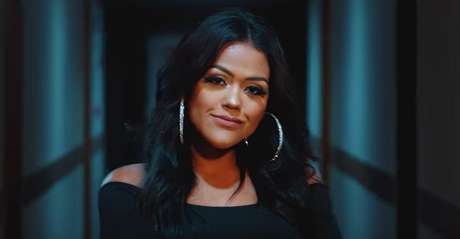 Camila Loures em cena do clipe de Bambolê, que teve quase 400 mil 'likes' no YouTube Camila Loures em cena do clipe de Bambolê, que teve quase 400 mil 'likes' no YouTube