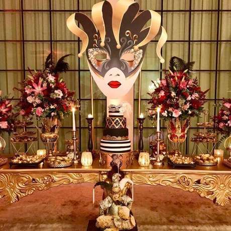 2. Baile de máscaras com decoração dourada e flores vermelhas – Via: Debora Cruz 2. Baile de máscaras com decoração dourada e flores vermelhas – Via: Debora Cruz