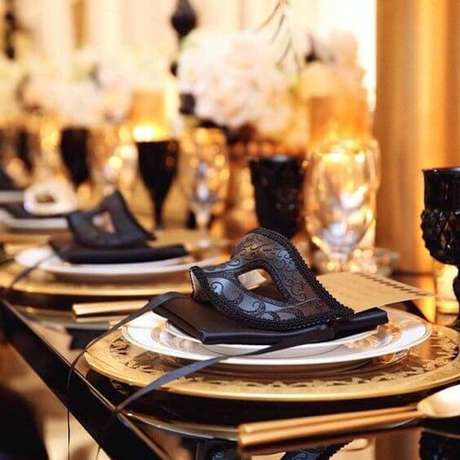 28. Máscaras preta na mesa de jantar para os convidados usarem na festa – Via: Design up Living 28. Máscaras preta na mesa de jantar para os convidados usarem na festa – Via: Design up Living