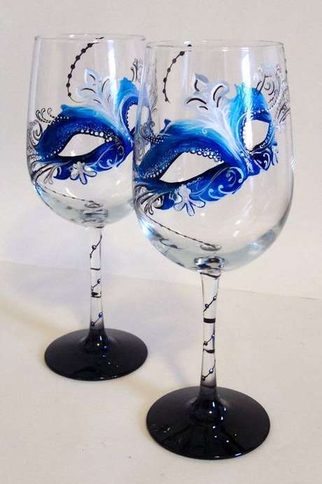 44. Taça personalizada com máscaras azuis lindas para o seu baile de máscaras – Via: Pinterest 44. Taça personalizada com máscaras azuis lindas para o seu baile de máscaras – Via: Pinterest