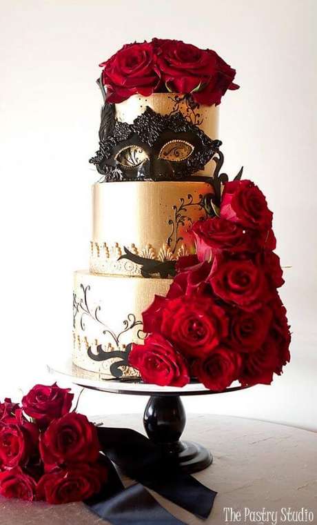 48. Bolo baile de máscaras com rosas vermelhas – Via: The Pastry Studio 48. Bolo baile de máscaras com rosas vermelhas – Via: The Pastry Studio