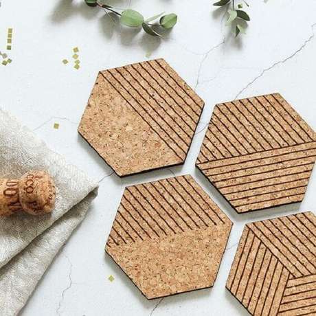 20. Para uma decoração rústica utilize modelos de descansos de panela de cortiça. Fonte: Pinterest 20. Para uma decoração rústica utilize modelos de descansos de panela de cortiça. Fonte: Pinterest