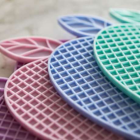 4. Traga vida para a cozinha usando modelos de descanso de panela silicone colorido. Fonte: Kiero 4. Traga vida para a cozinha usando modelos de descanso de panela silicone colorido. Fonte: Kiero