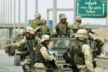 Tropas americanas em Fallujah, Iraque Tropas americanas em Fallujah, Iraque