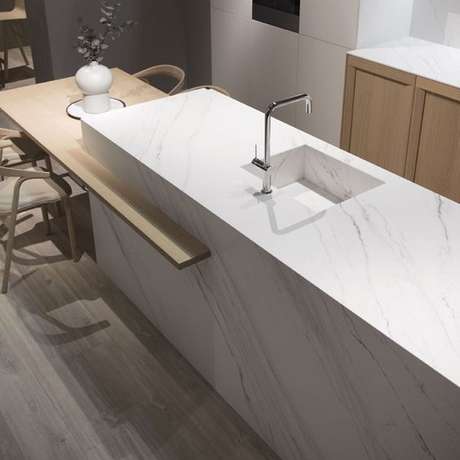 1. A bancada de porcelanato se tornou uma verdeira tendência. Foto: Revestindo a Casa 1. A bancada de porcelanato se tornou uma verdeira tendência. Foto: Revestindo a Casa