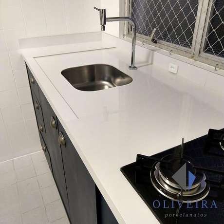 40. Esta bancada de porcelanato usa a tradicional pia de inox. Foto: Bruno Oliveira 40. Esta bancada de porcelanato usa a tradicional pia de inox. Foto: Bruno Oliveira