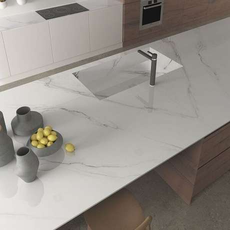 11. A bancada de porcelanato é algo que faz toda a diferença. Foto: Pinterest 11. A bancada de porcelanato é algo que faz toda a diferença. Foto: Pinterest