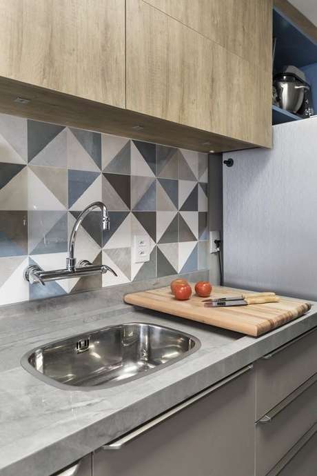 28. A bancada de porcelanato pode ter várias cores. Foto: Ambientta 28. A bancada de porcelanato pode ter várias cores. Foto: Ambientta