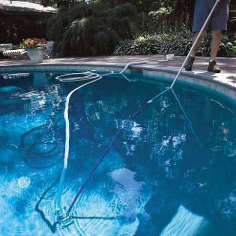 6. Aspirar a sujeira da piscina é muito recomendado para uma limpeza completa. 6. Aspirar a sujeira da piscina é muito recomendado para uma limpeza completa.