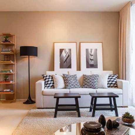25. Decoração em tons neutros para sala com sofá branco – Foto: Mandril Arquitetura 25. Decoração em tons neutros para sala com sofá branco – Foto: Mandril Arquitetura