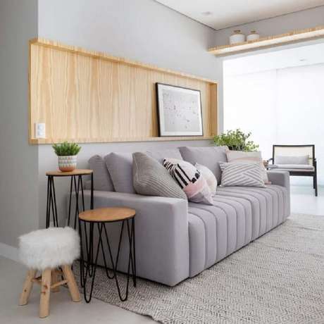 26. Decoração minimalista para sala com sofá cinza e mesa lateral redonda – Foto: Moana Arquitetura 26. Decoração minimalista para sala com sofá cinza e mesa lateral redonda – Foto: Moana Arquitetura