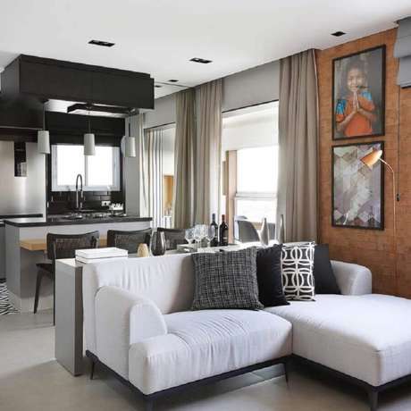 30. Decoração para sala com parede de tijolinho e sofá pequeno com chaise branco – Foto: Juliana Pires Interiores 30. Decoração para sala com parede de tijolinho e sofá pequeno com chaise branco – Foto: Juliana Pires Interiores