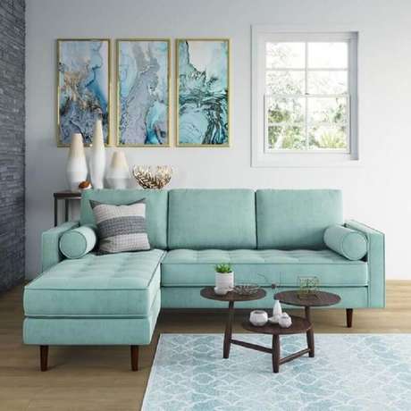 49. Decoração clean para sala com sofá com chaise azul claro – Foto: AllModern 49. Decoração clean para sala com sofá com chaise azul claro – Foto: AllModern
