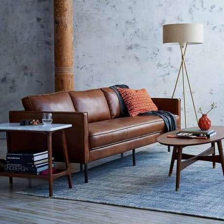 50. Sofá de couro para decoração de sala cinza com abajur no chão – Foto: Pinterest 50. Sofá de couro para decoração de sala cinza com abajur no chão – Foto: Pinterest