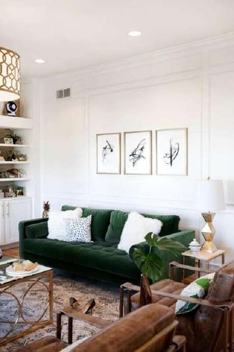 52. Sala de estar branca decorada com sofá de veludo verde – Foto: Pinterest 52. Sala de estar branca decorada com sofá de veludo verde – Foto: Pinterest