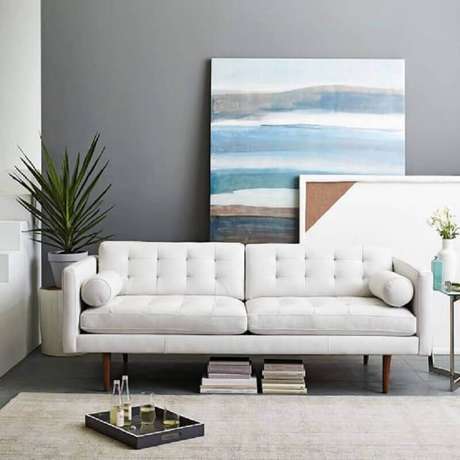 56. Sala moderna decorada com quadros grandes e sofá branco com pés de madeira – Foto: Why Santa Claus 56. Sala moderna decorada com quadros grandes e sofá branco com pés de madeira – Foto: Why Santa Claus