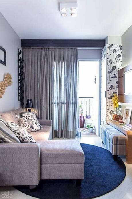 60. Sala pequena decorada com tapete redondo e sofá retrátil cinza – Foto: Casinha Arrumada 60. Sala pequena decorada com tapete redondo e sofá retrátil cinza – Foto: Casinha Arrumada