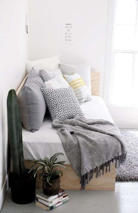 67. Sofá cama de madeira simples – Foto: Webcomunica 67. Sofá cama de madeira simples – Foto: Webcomunica