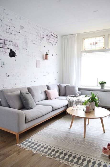 71. Sofá cinza moderno para decoração de sala de estar com parede de tijolinho e mesa de centro redonda de madeira – Foto; Wood Save 71. Sofá cinza moderno para decoração de sala de estar com parede de tijolinho e mesa de centro redonda de madeira – Foto; Wood Save