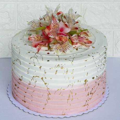 33. Bolo de festa com astromélias decorando o topo – Via: Pinterest 33. Bolo de festa com astromélias decorando o topo – Via: Pinterest