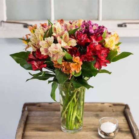 17. Arranjos de flores coloridas – Foto: Cambridge Florist 17. Arranjos de flores coloridas – Foto: Cambridge Florist